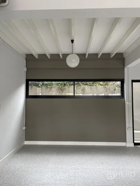 สำนักงานที่บ้าน ให้เช่าในKhlong Toei, Bangkok - ห้องมินิมอลพร้อมหน้าต่างยาวใต้ฝ้าและเพดานคาน