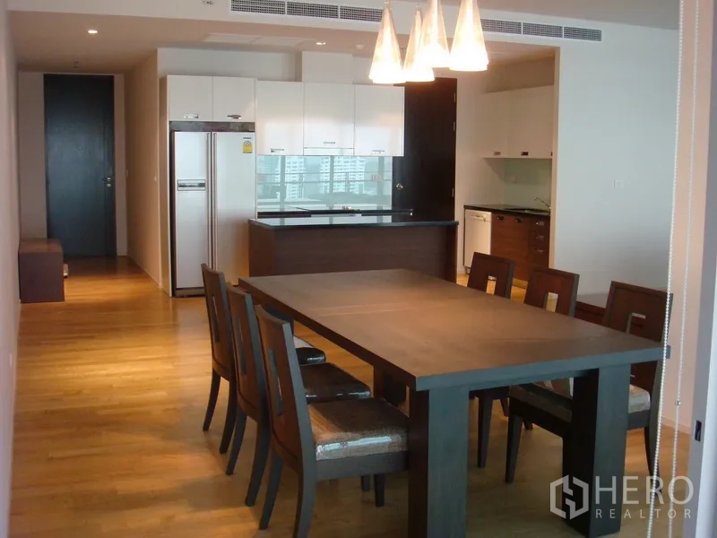 คอนโด ให้เช่าในWatthana, Bangkok - มุมรับประทานอาหารโต๊ะหกที่นั่ง โคมไฟห้อย และครัวโอเพนเพลนครัวไอส์แลนด์