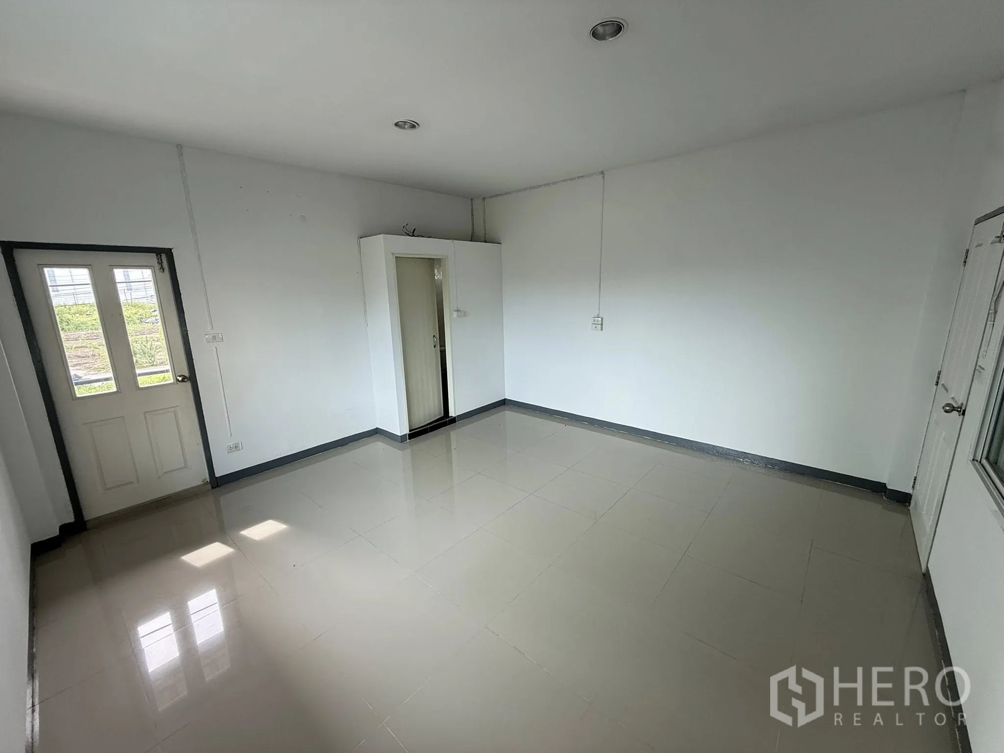 คลังสินค้า ให้เช่าหรือขายในBang Sao Thong, Samut Prakan - ห้องออฟฟิศปูกระเบื้องสว่าง พร้อมหน้าต่างและประตู