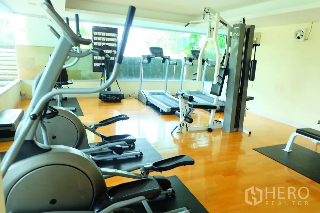 คอนโด ให้เช่าในPhaya Thai, Bangkok - ฟิตเนสของคอนโดมีลู่วิ่ง เครื่องเดินวงรี และเครื่องออกกำลังกายเวท