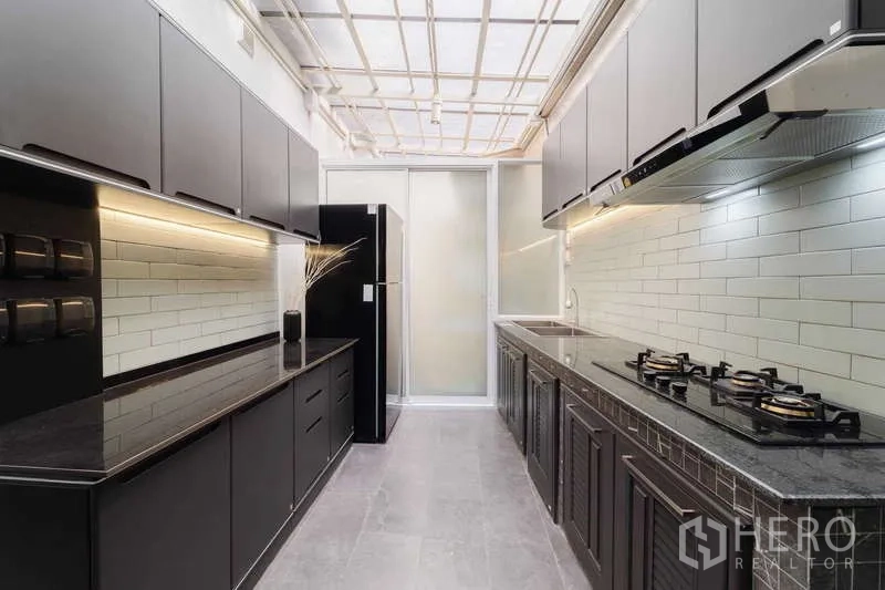 ทาวน์เฮาส์ ให้เช่าหรือขายในWatthana, Bangkok - ครัวไทยตู้สีดำ เตาแก๊ส และผนังกระเบื้องซับเวย์