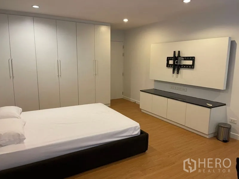 ทาวน์เฮาส์ ให้เช่าในSuan Luang, Bangkok - ห้องนอนสว่างตา พร้อมตู้เสื้อผ้าบานสูงและที่ยึดติดทีวีผนัง