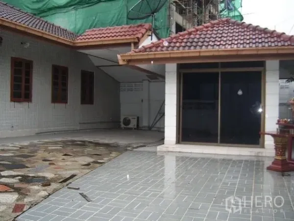 พื้นที่ขายปลีก ให้เช่าในWatthana, Bangkok - ลานหน้าร้านปูกระเบื้องกว้าง มีประตูกระจกบานเลื่อนและพื้นที่คลุมหลังคา เหมาะจอดรถหรือขนถ่ายของเบา