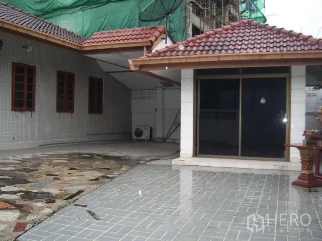 พื้นที่ขายปลีก ให้เช่าในWatthana, Bangkok - ลานหน้าร้านปูกระเบื้องกว้าง มีประตูกระจกบานเลื่อนและพื้นที่คลุมหลังคา เหมาะจอดรถหรือขนถ่ายของเบา