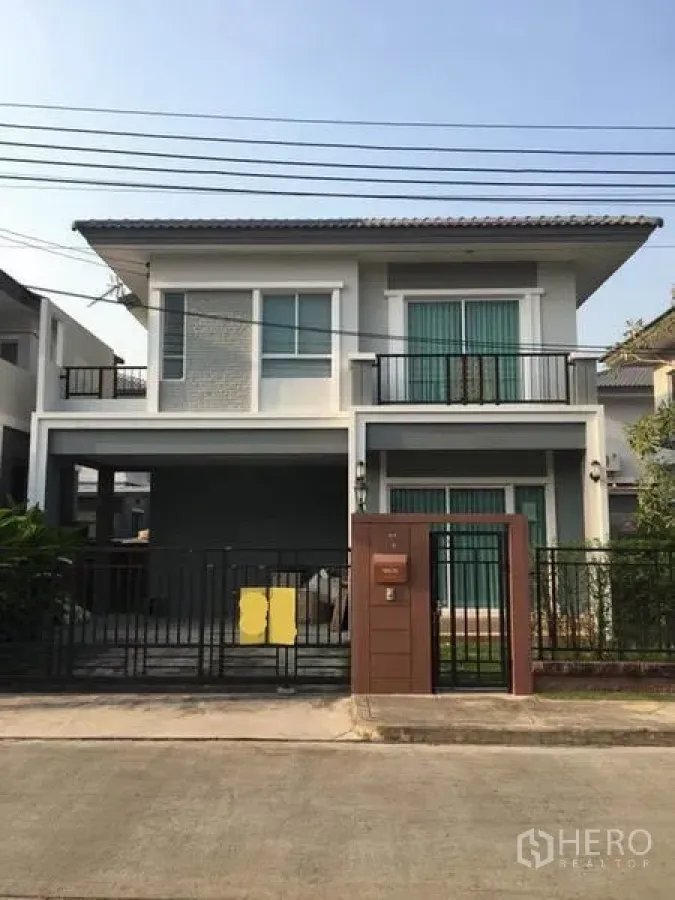 บ้าน ให้เช่าในSuan Luang, Bangkok - บ้านเดี่ยวสองชั้นสไตล์โมเดิร์นพร้อมโรงจอดรถและระเบียงคู่ ในเขตสวนหลวง กรุงเทพฯ