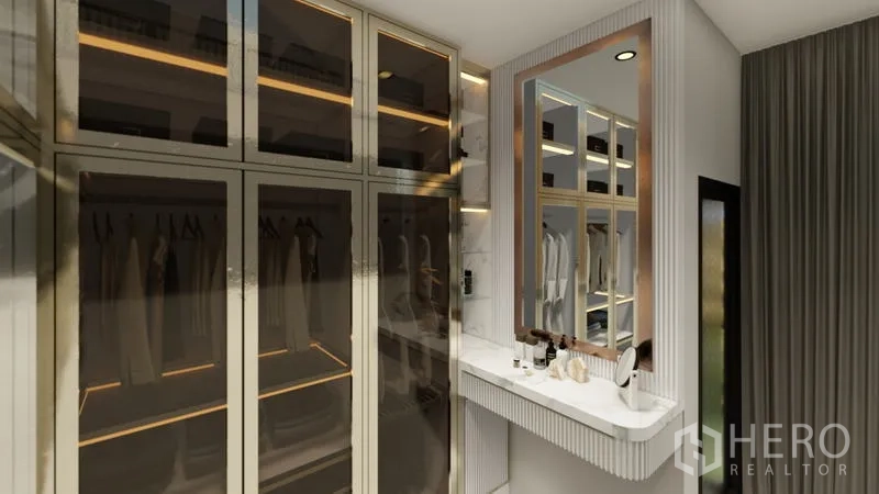 公寓 出租在Sathon, Bangkok - 更衣角落，梳妆台与大镜子，旁有落地储物柜与窗帘。