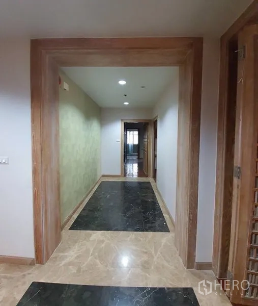 คอนโด ให้เช่าในWatthana, Bangkok - โถงทางเดินกว้าง ไฟดาวน์ไลท์ วงกบไม้ และพื้นหินอ่อน