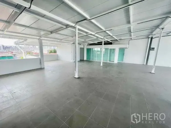 สำนักงานที่บ้าน ให้เช่าหรือขายในBang Kapi, Bangkok - ชั้นเปิดโล่งกว้าง ปูพื้นกระเบื้อง คานเหล็กสีขาว และประตูกระจกบานเลื่อน