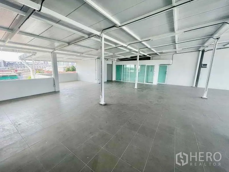 สำนักงานที่บ้าน ให้เช่าหรือขายในBang Kapi, Bangkok - ชั้นเปิดโล่งกว้าง ปูพื้นกระเบื้อง คานเหล็กสีขาว และประตูกระจกบานเลื่อน