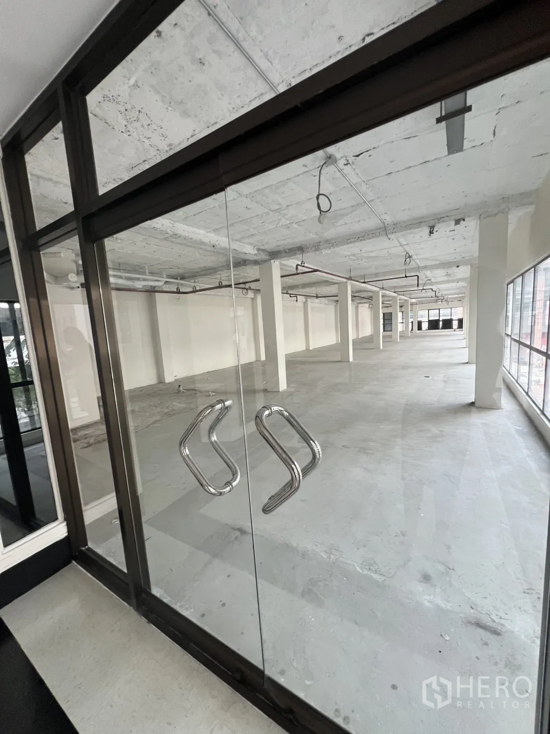 พื้นที่ขายปลีก ให้เช่าในWatthana, Bangkok - ประตูกระจกบานคู่เปิดสู่โถงพื้นที่ค้าปลีกแบบโล่งกว้าง
