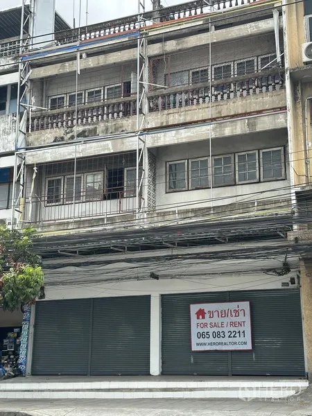 อาคารพาณิชย์ ให้เช่าหรือขายในWatthana, Bangkok - อาคารพาณิชย์หลายชั้น ด้านหน้าเป็นประตูลูกกลิ้งคู่ พร้อมป้ายขาย/เช่า