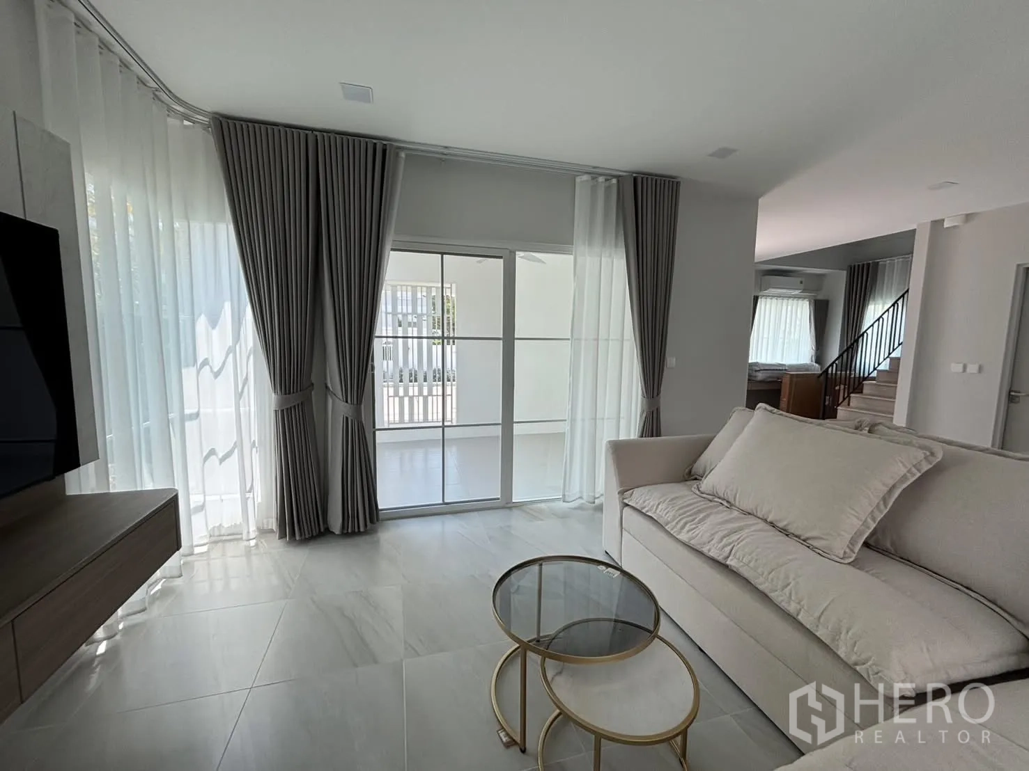 独栋房屋 for rent in Bang Phli, Samut Prakan - 客厅通过推拉门与纱帘连接到有顶露台。