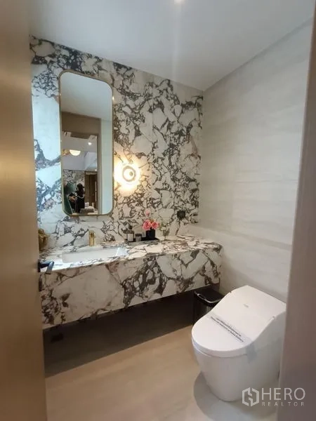 บ้าน ขาย - ห้องน้ำรับแขกตกแต่งผนังลายหินอ่อนเด่นและโถสุขภัณฑ์สมัยใหม่
