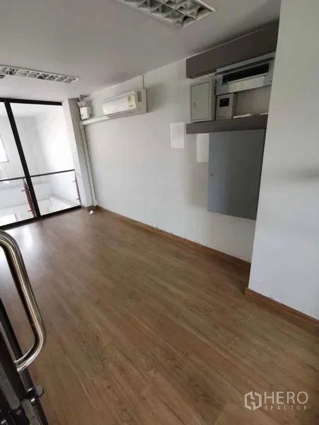 Home Office for rent in Prawet, Bangkok - Narrow office zone with air-conditioning unit and built-in electrical panel