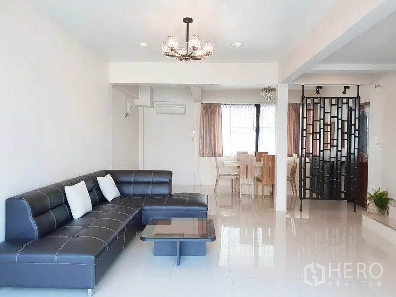 บ้าน ให้เช่าในPhra Khanong, Bangkok - มุมมองพื้นที่นั่งเล่นสู่โซนทานอาหาร พร้อมฉากกั้นเหล็กดีไซน์