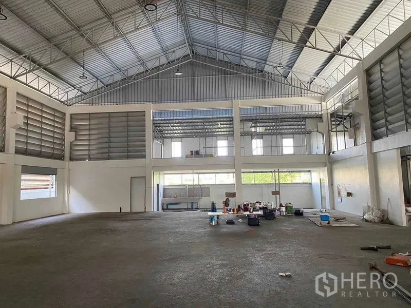 คลังสินค้า ให้เช่าหรือขายในMueang Samut Prakan, Samut Prakan - พื้นใช้งานโล่งใต้หลังคาทรงจั่ว มีระบบช่องลม รับแสงธรรมชาติได้มาก