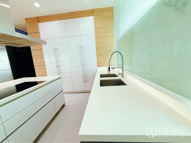 คอนโด ให้เช่าหรือขายในKhlong Toei, Bangkok - เคาน์เตอร์ขาวยาว อ่างล้างจานคู่ ก๊อกสูง และตู้เงาวาว