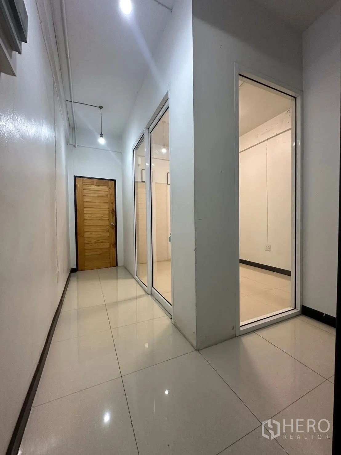 อาคารพาณิชย์ ให้เช่าในChatuchak, Bangkok - ทางเดินกั้นห้องกระจก พร้อมประตูไม้