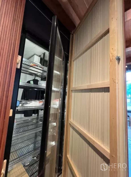 พื้นที่ขายปลีก ให้เช่าในWatthana, Bangkok - ห้องเย็นแบบวอล์กอินพร้อมม่านพลาสติกและชั้นวาง