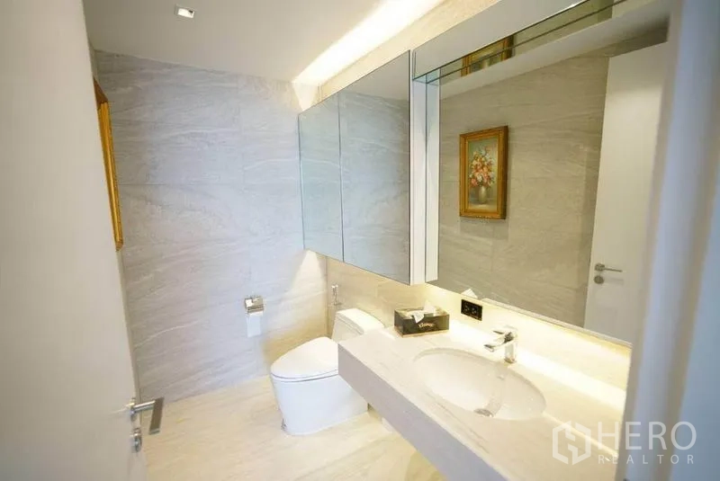 คอนโด ให้เช่าหรือขายในBang Na, Bangkok - ห้องน้ำโทนสว่าง เคาน์เตอร์ลอย ตู้กระจกเงาบานใหญ่ และโถสุขภัณฑ์สมัยใหม่