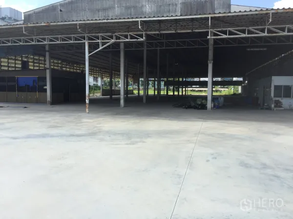 คลังสินค้า ให้เช่าในKhlong Luang, Pathum Thani - ภายในโกดังเปิดโล่ง คานเหล็กหลังคาสูง พื้นคอนกรีต พร้อมลานโหลดสินค้ามีหลังคา เขตคลองหลวง