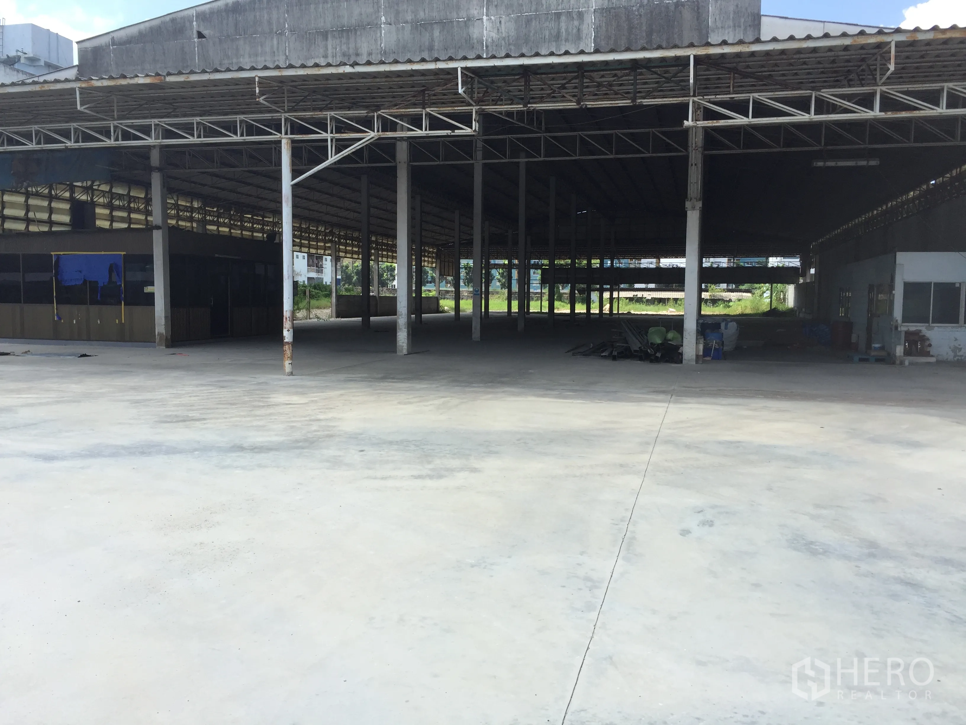 คลังสินค้า ให้เช่าในKhlong Luang, Pathum Thani - ภายในโกดังเปิดโล่ง คานเหล็กหลังคาสูง พื้นคอนกรีต พร้อมลานโหลดสินค้ามีหลังคา เขตคลองหลวง