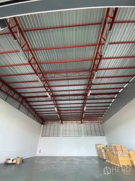 Warehouse for rent in Lat Krabang, Bangkok - Spacious warehouse interior with high red steel trusses, white walls, and concrete floor