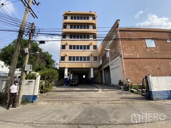 โรงงาน ขายในBang Phli, Samut Prakan - มุมมองด้านหน้าอาคารสำนักงานสูงหกชั้น มีทางลอดรถติดโรงงาน