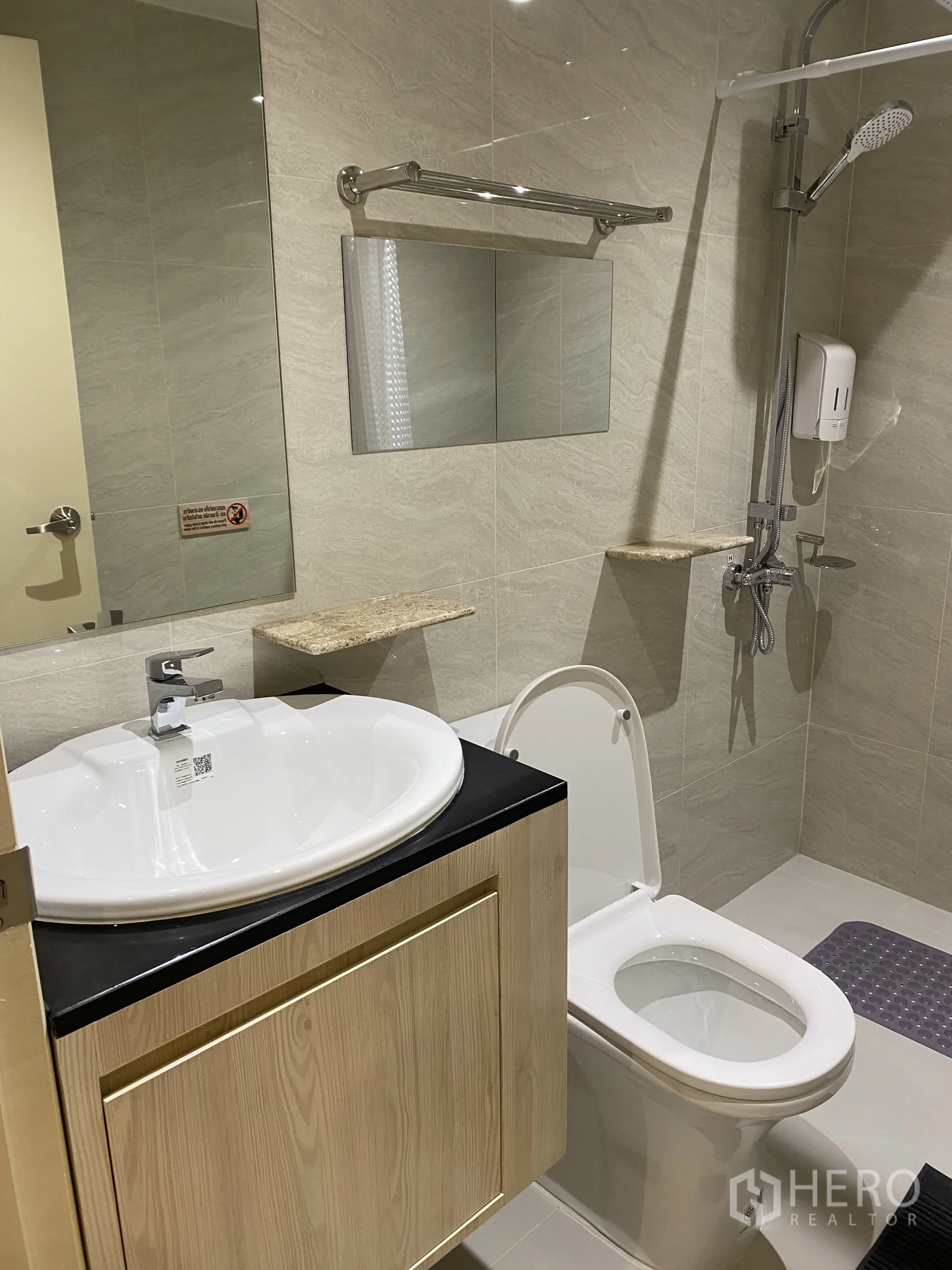 อาคารพาณิชย์ ให้เช่าในWatthana, Bangkok - ห้องน้ำสว่างมีเคาน์เตอร์อ่าง โถสุขภัณฑ์ และเรนชาวเวอร์