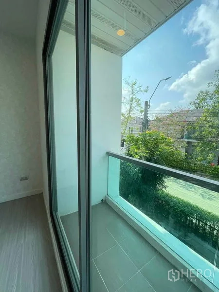 บ้าน ขายในNuea Khlong, Krabi - ระเบียงขนาดกะทัดรัด ราวกระจกใส มองเห็นต้นไม้และถนน