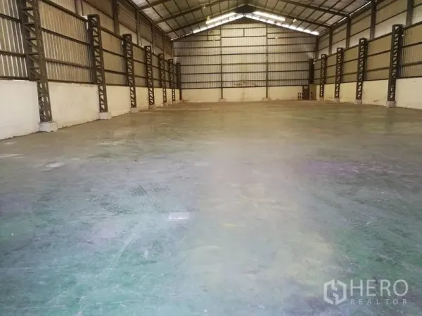 Warehouse for rent in Prawet, Bangkok - Open warehouse floor with clear-span steel columns, skylight panels, and durable concrete surface ready for racking.