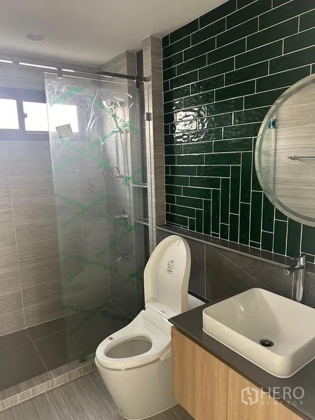 Detached House for rent in Bang Kapi, Bangkok - Modern bathroom with green subway tile feature wall, vanity and glass shower.