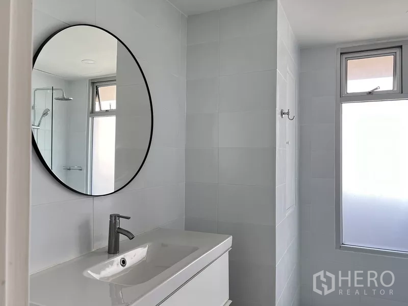 คอนโด ให้เช่าในKhlong Toei, Bangkok - ห้องน้ำทันสมัย อ่างล้างหน้าพร้อมกระจกกลมและแสงธรรมชาติจากหน้าต่าง