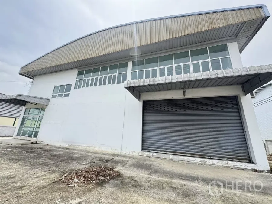 คลังสินค้า ขายในMueang Samut Prakan, Samut Prakan - มุมมองด้านหน้าโกดังเดี่ยว ประตูม้วนขนาดใหญ่และช่องแสงเหนือ บางปู
