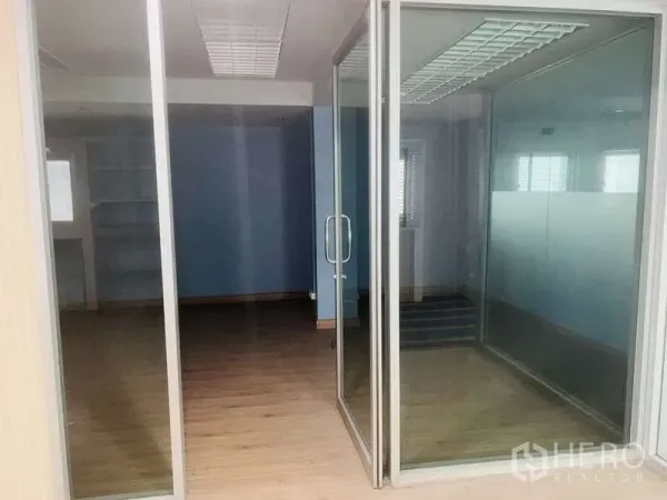 สำนักงานที่บ้าน ขายในHuai Khwang, Bangkok - ห้องประชุมกั้นกระจกบานเลื่อนภายในอาคารสำนักงาน