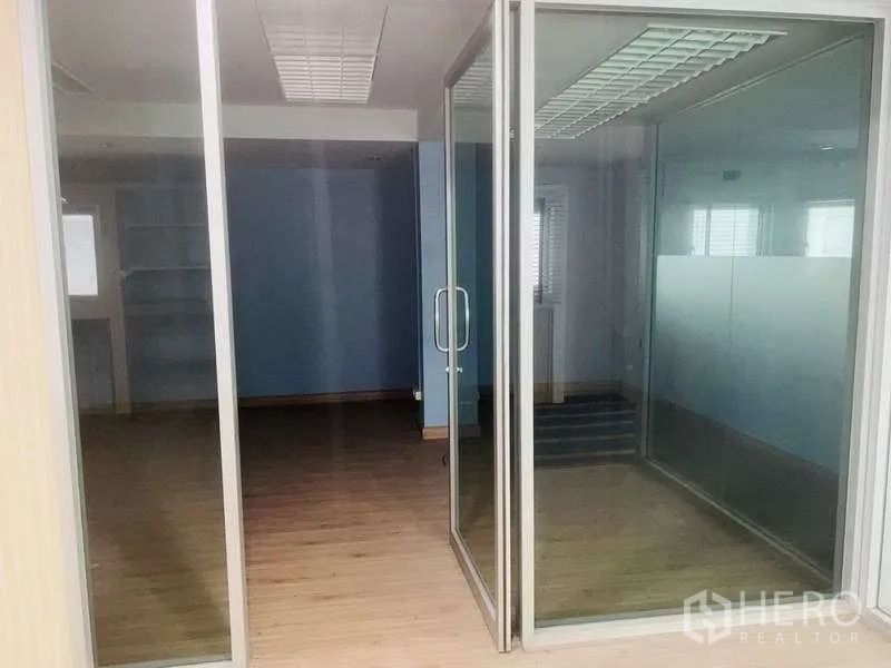 สำนักงานที่บ้าน ขายในHuai Khwang, Bangkok - ห้องประชุมกั้นกระจกบานเลื่อนภายในอาคารสำนักงาน