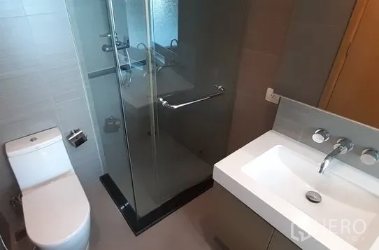 คอนโด ให้เช่าในKhlong Toei, Bangkok - ห้องน้ำพร้อมตู้กระจกอาบน้ำ อ่างล้างหน้าโมเดิร์น และโถสุขภัณฑ์