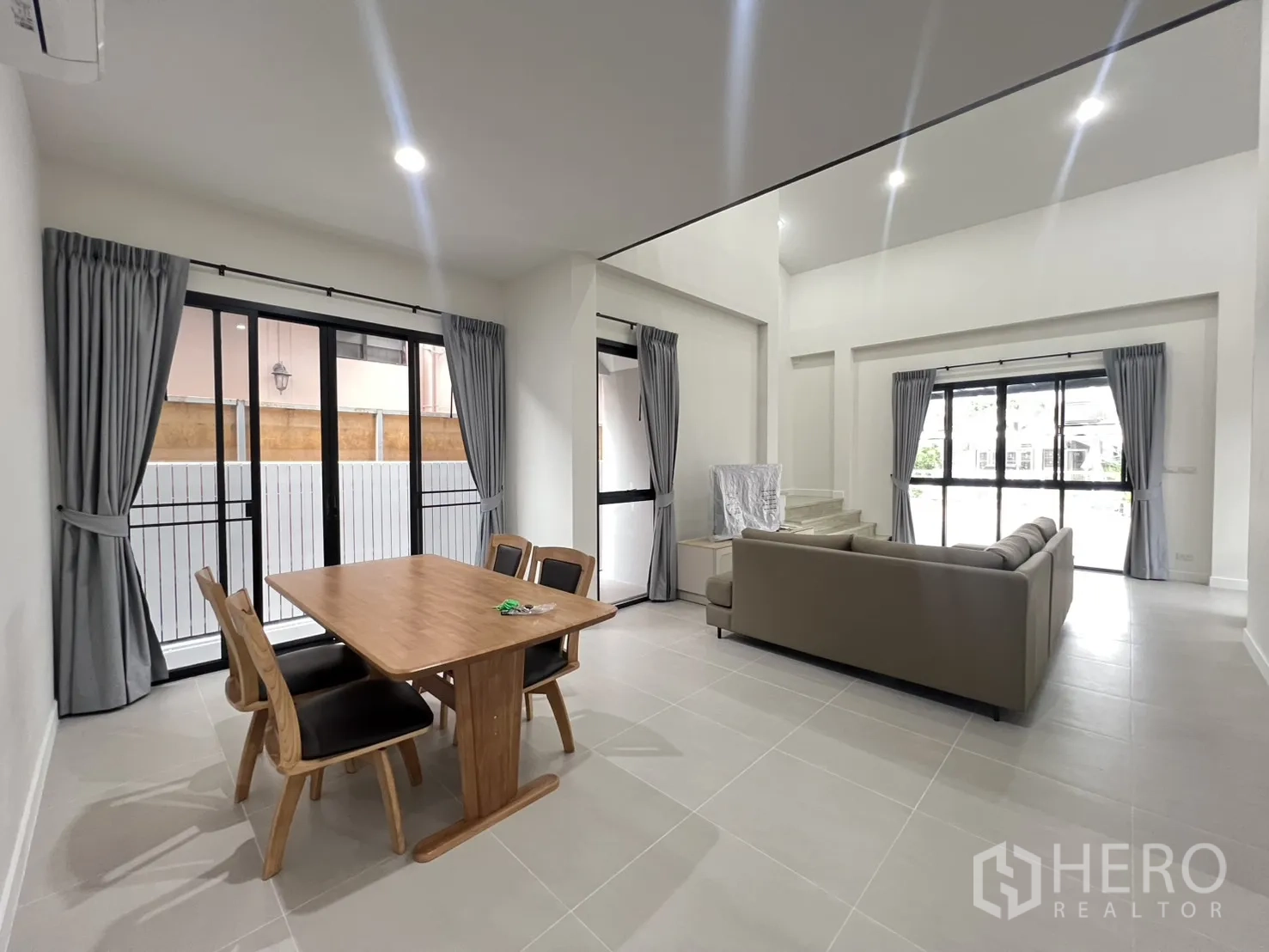 Detached House for rent in Saphan Sung, Bangkok - Another view of dining area with sliding doors and living zone beyond.