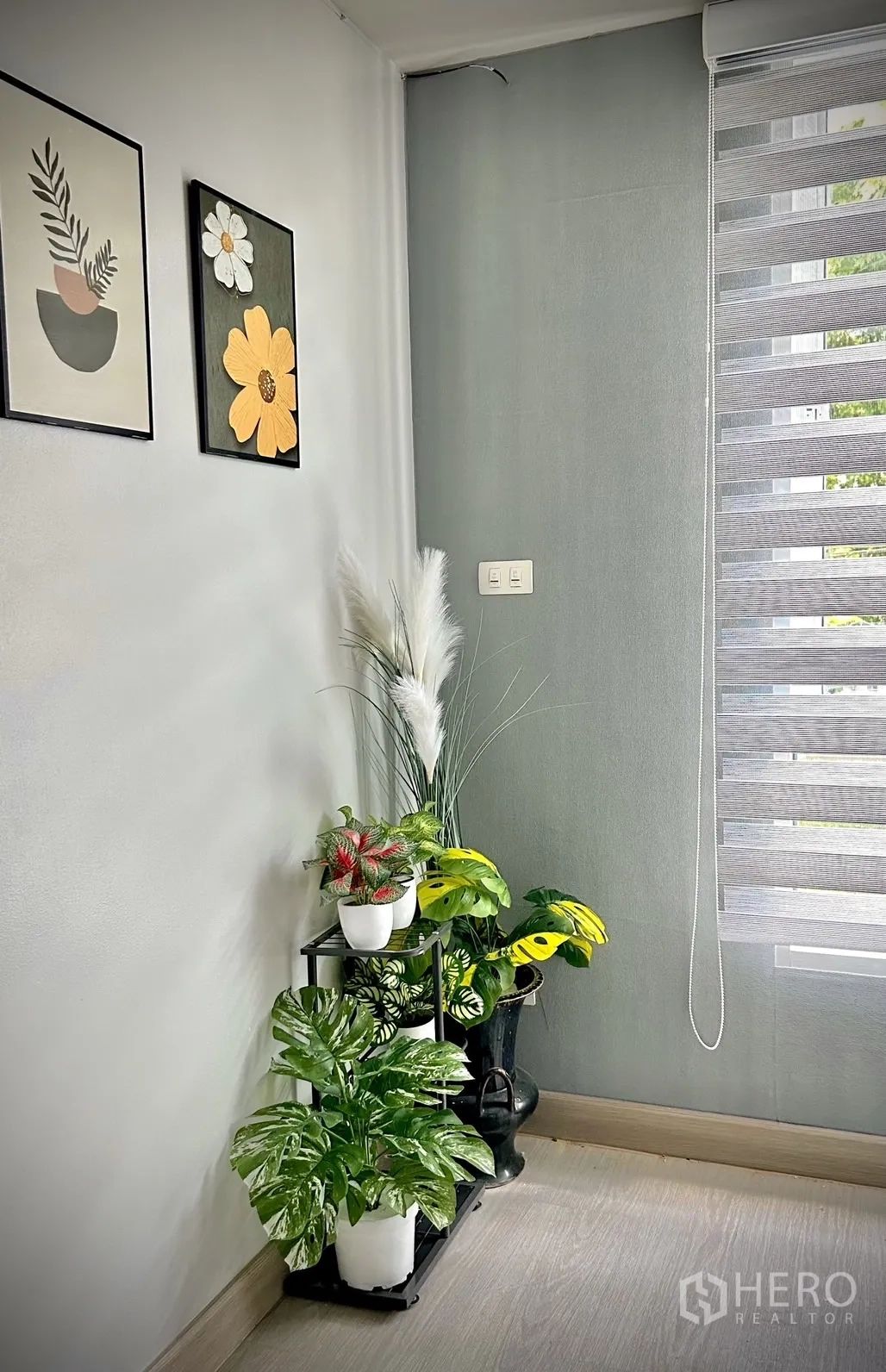 Townhouse for rent in Bang Kapi, Bangkok - Decorative corner with potted indoor plants beside a window and minimalist wall art.