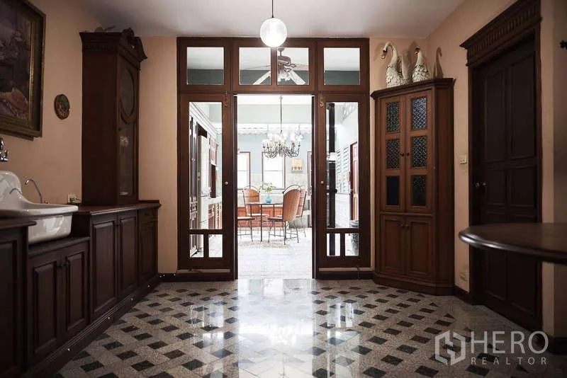 ทาวน์เฮาส์ ให้เช่าในKhlong Toei, Bangkok - โถงทางเดินมองเข้าสู่ครัวผ่านประตูกระจกและตู้ไม้