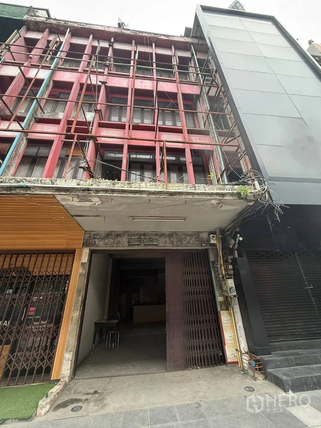 店屋 for rent in Khlong Toei, Bangkok - 红色立面的多层商铺外观，底层入口敞开。