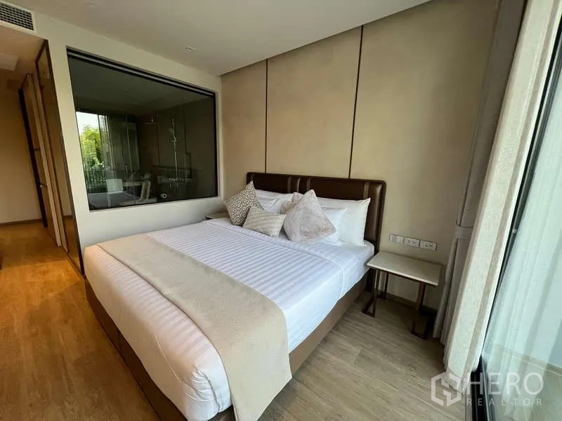 คอนโด ให้เช่าในWatthana, Bangkok - ห้องนอนมาสเตอร์เชื่อมระเบียง และผนังกระจกติดกับห้องน้ำในตัว