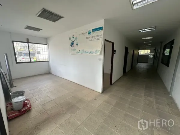 คลังสินค้า ให้เช่าในSuan Luang, Bangkok - โถงสำนักงานชั้นล่าง ปูพื้นกระเบื้อง มีห้องติดหน้าต่าง