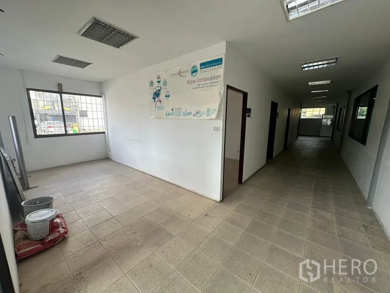 คลังสินค้า ให้เช่าในSuan Luang, Bangkok - โถงสำนักงานชั้นล่าง ปูพื้นกระเบื้อง มีห้องติดหน้าต่าง