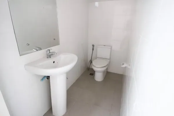 สำนักงานที่บ้าน ขายในBang Sao Thong, Samut Prakan - ห้องน้ำกระเบื้องสีขาวพร้อมอ่างล้างหน้า กระจก และโถสุขภัณฑ์พร้อมสายชำระ