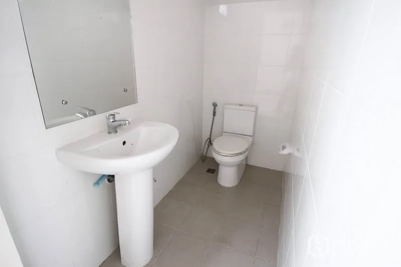 สำนักงานที่บ้าน ขายในBang Sao Thong, Samut Prakan - ห้องน้ำกระเบื้องสีขาวพร้อมอ่างล้างหน้า กระจก และโถสุขภัณฑ์พร้อมสายชำระ