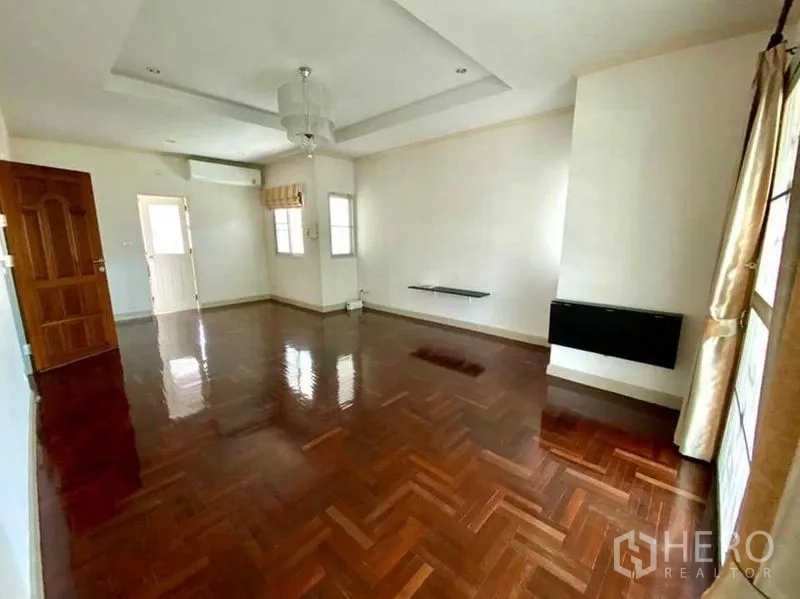 Detached House for sale in Phasi Charoen, Bangkok - Large bedroom with tray ceiling, air‑conditioning unit, wide windows, and parquet floors.