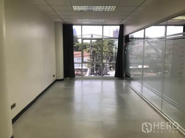 สำนักงาน ให้เช่าในKhlong Toei, Bangkok - พื้นที่ทำงานทรงยาว หันรับแสงจากหน้าต่างใหญ่ ตรงข้ามผนังกระจกเต็มบาน