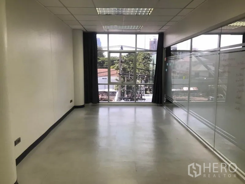 สำนักงาน ให้เช่าในKhlong Toei, Bangkok - พื้นที่ทำงานทรงยาว หันรับแสงจากหน้าต่างใหญ่ ตรงข้ามผนังกระจกเต็มบาน