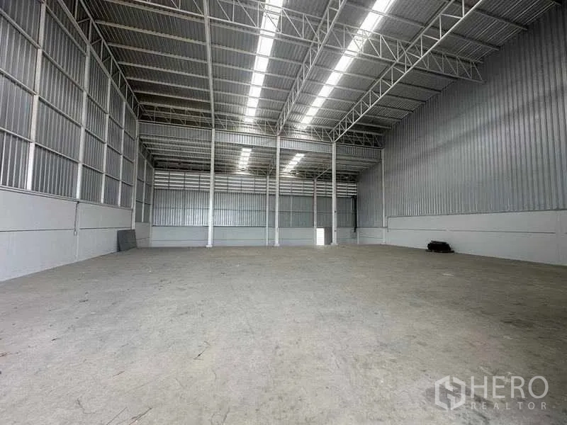 โรงงาน ให้เช่าในWang Noi, Phra Nakhon Si Ayutthaya - ภายในโกดังเพดานสูง ผนังเมทัลชีท และแผงรับแสงบนหลังคา